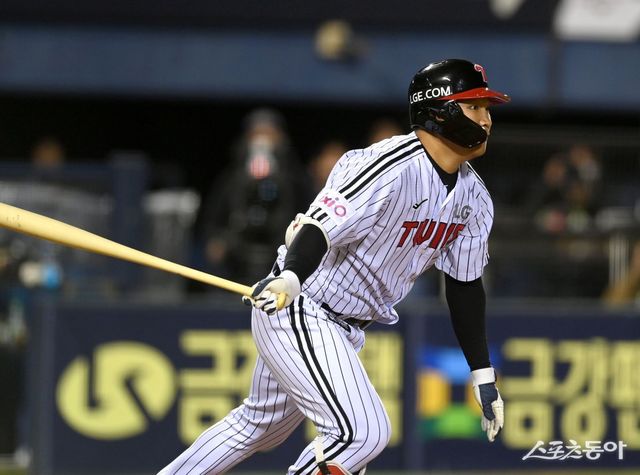 LG 문보경이 8회말 무사 만루서 2타점 적시 2루타를 때려내고 있다. 잠실｜김종원 기자 won@donga.com