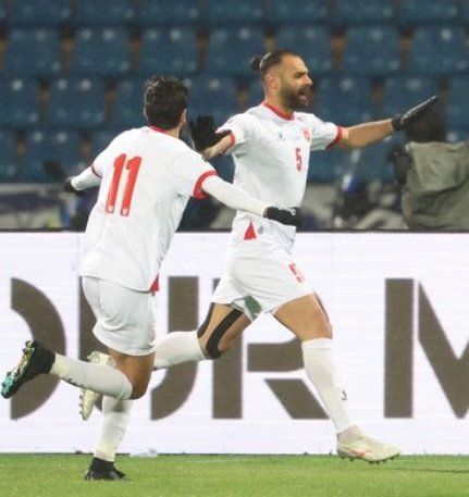 요르단 야잔(오른쪽)이 21일 요르단 암만 인터내셔널 스타디움에서 벌어진 팔레스타인과 2026북중미월드컵 아시아 최종예선 B조 7차전 전반 3분 선제골을 기록한 뒤 기뻐하고 있다. 사진출처｜AFC 공식 홈페이지