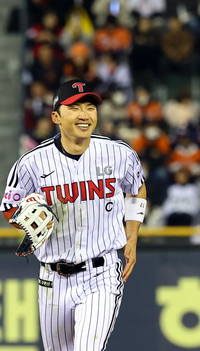 LG 박해민은 25일 잠실 한화전에서 호수비로 팀 승리에 힘을 보탰다. 그는 “야구가 공격만이 아닌 것을 보여준 것 같아 기쁘다”고 말했다. 잠실｜뉴시스