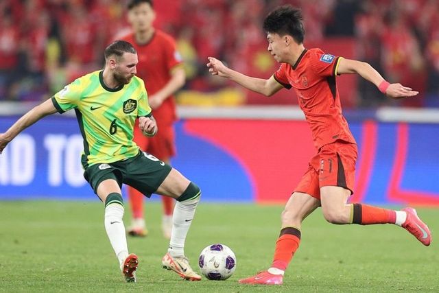 중국 공격수 왕유동(오른쪽)이 25일 호주와 홈경기 도중 마틴 보일을 제치고 있다. 사진출처｜아시아축구연맹(AFC)