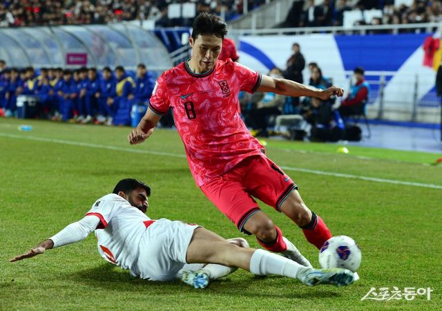 축구대표팀 중앙 미드필더 박용우(오른쪽)가 25일 수원월드컵경기장에서 열린 요르단과 2026북중미월드컵 아시아 최종예선 B조 8차전 홈경기 도중 상대의 태클을 피해 드리블하고 있다. 수원｜김민성 기자 marineboy@donga.com