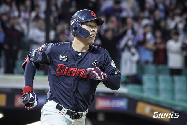 롯데 고승민이 25일 인천 SSG전에서 안타를 치고 1루까지 뛰고 있다. 고승민은 이날 경기가 끝나고 오른쪽 옆구리 근육 부상을 당해 1군 엔트리에서 말소됐다. 사진제공｜롯데 자이언츠