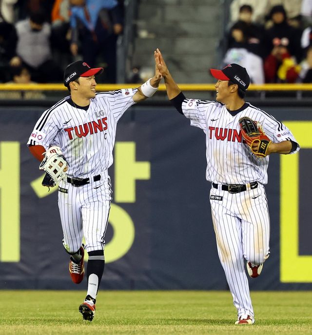 LG 박해민(왼쪽)이 25일 잠실 한화전에서 호수비를 펼친 뒤 송찬의와 하이파이브하고 있다. 잠실｜뉴시스