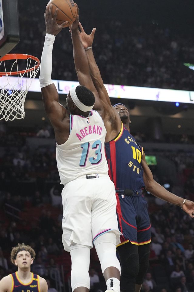 마이애미 뱀 아데바요(왼쪽)가 26일(한국시간) 카세야센터에서 열린 골든스테이트와 홈경기 도중 지미 버틀러의 블로킹을 피해 투핸드 덩크슛을 꽂고 있다. 이날 경기는 버틀러의 트레이드 이후 첫 마이애미 방문으로 관심이 모아졌다. 마이애미(미 플로리다주)｜AP뉴시스