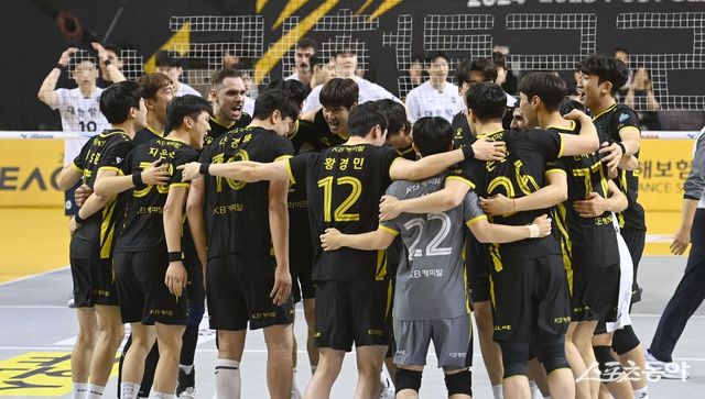 KB손해보험 선수들이 26일 의정부 경민대 기념관에서 열린 대한항공과 ‘도드람 2024~2025 V리그’ 남자부 PO 1차전에서 세트스코어 3-1 승리를 거둔 뒤 기뻐하고 있다. 비예나-나경복-야쿱의 49점 합작이 결정적이었다. 의정부 | 김종원 기자 won@donga.com
