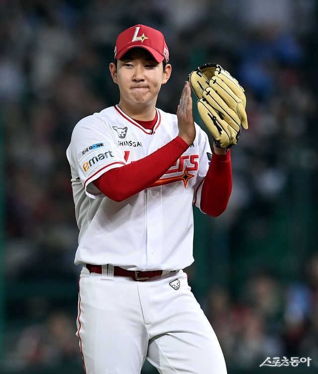 SSG 송영진이 26일 인천 롯데전에 선발등판해 6.1이닝 1실점의 호투를 펼친 뒤 야수들에게 박수를 보내고 있다. 인천｜김민성 기자 marineboy@donga.com