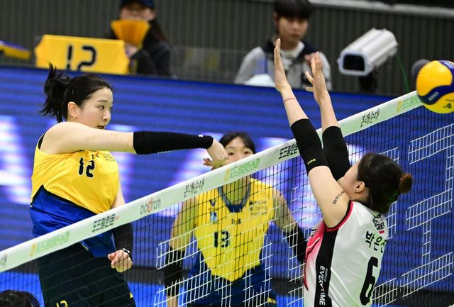 현대건설 미들블로커 이다현(왼쪽)이 25일 수원체육관에서 열린 정관장과 PO 1차전 도중 상대 블로커를 피해 공격을 시도하고 있다. 사진제공｜KOVO