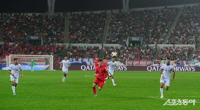 축구대표팀 이재성(가운데)이 지난해 10월 15일 용인미르스타디움에서 열린 이라크와 2026북중미월드컵 아시아 최종예선 홈경기 도중 상대 수비진 사이로 질주하고 있다. 스포츠동아DB