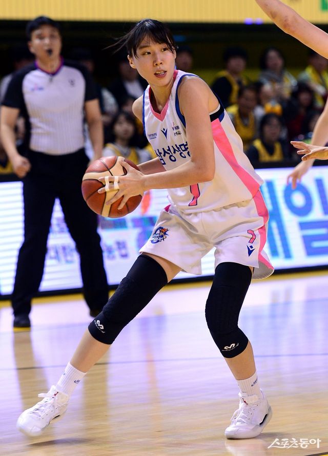 WKBL FA 시장이 열렸다. 삼성생명 슈터 강유림은 생애 처음 FA 권리를 행사한다. 스포츠동아DB