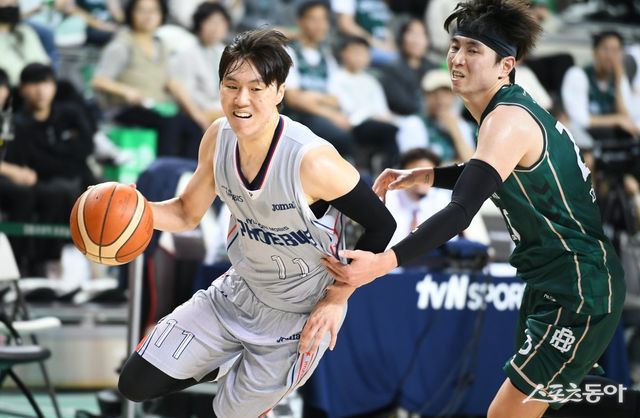 현대모비스 이우석(왼쪽)이 27일 원주종합체육관에서 열린 DB전에서 돌파를 시도하고 있다. 이우석은 득점이 많지 않았지만 리바운드와 어시스트를 통해 팀의 승리에 힘을 보탰다. 사진제공｜KBL