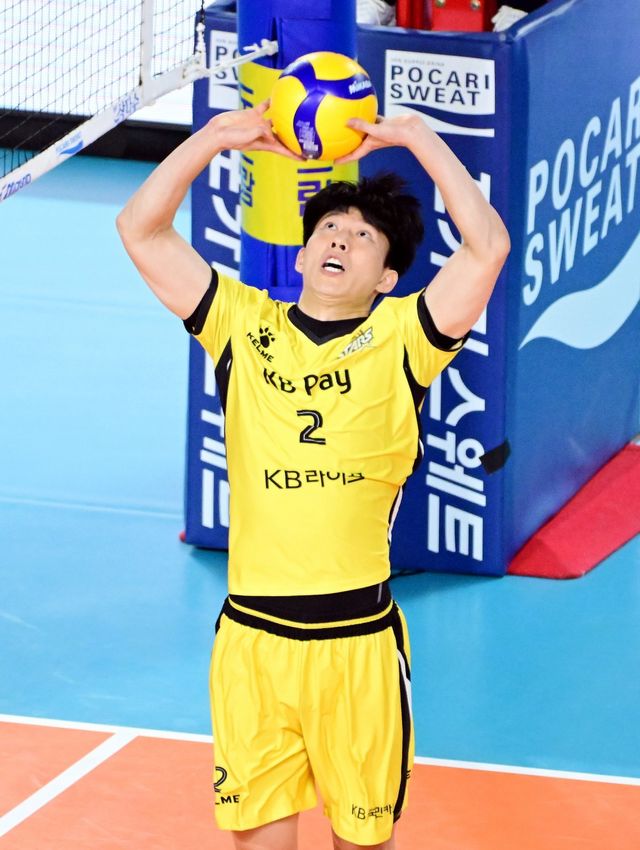 KB손해보험 세터 황택의는 올 시즌을 챔프전 우승의 적기로 여긴다. 26일 대한항공과 PO 1차전에선 신들린 토스로 팀 승리에 앞장섰다. 사진제공｜KOVO