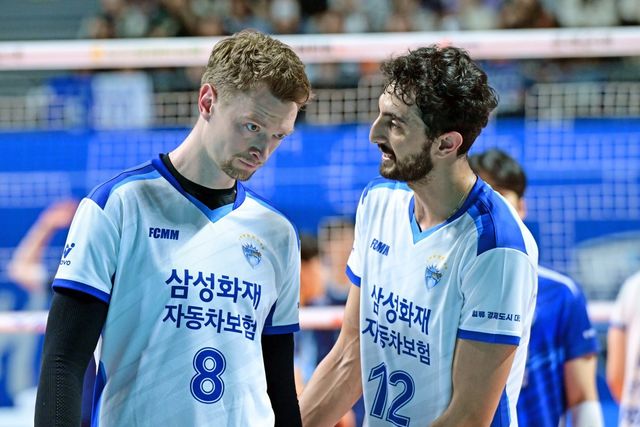 삼성화재의 다음 시즌 과제는 외국인선수들의 공존이다. 지난 시즌 기대 이상의 활약을 한 아시아쿼터 파즐리(오른쪽)를 남기려면 아웃사이드 히터 포지션에서 좋은 외국인선수를 확보해야 한다. 사진제공｜KOVO