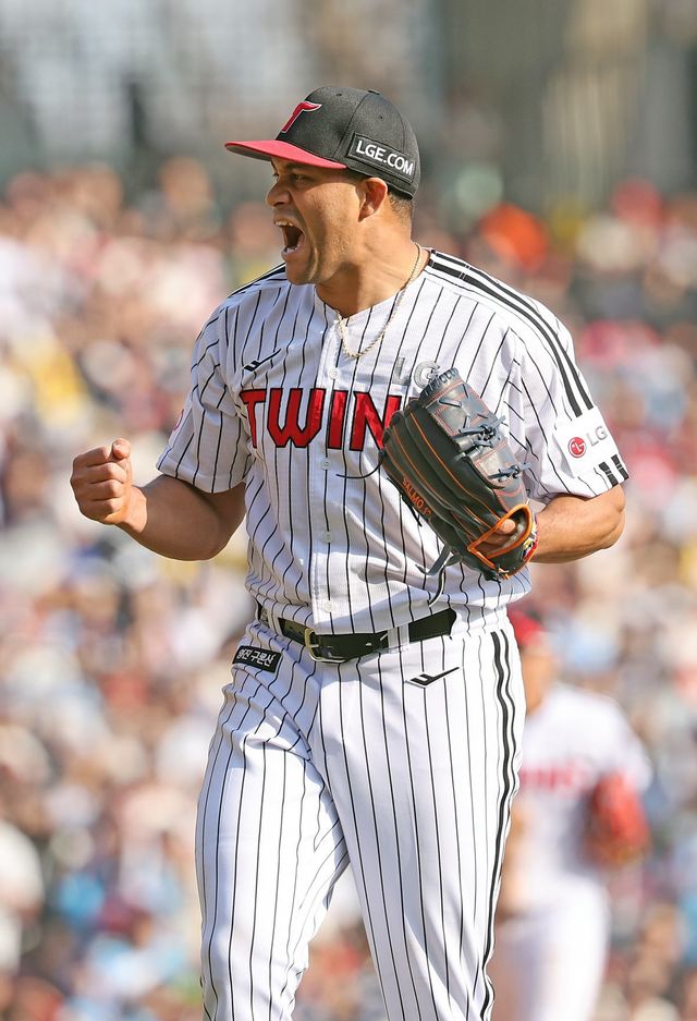 LG 요니 치리노스가 22일 잠실 롯데전에 선발등판해 이닝을 마무리한 뒤 포효하고 있다. LG는 선발투수들의 호투로 개막 4연승을 질주했다. 잠실｜뉴시스