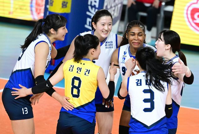 현대건설 선수들이 27일 대전충무체육관에서 열린 V리그 여자부 PO 2차전 원정경기 도중, 득점에 성공한 뒤 서로 얼싸안고 기뻐하고 있다. 사진제공｜KOVO