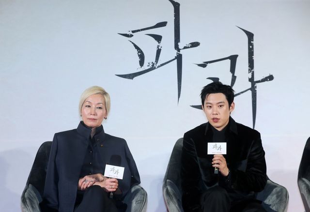 [서울=뉴시스] 김혜진 기자 = 배우 김성철(오른쪽)이 27일 오전 서울 광진구 롯데시네마 건대입구에서 열린 영화 ‘파과’(감독 민규동) 제작보고회에서 인사말을 하고 있다. ‘파과’는 바퀴벌레 같은 인간들을 처리하는 조직에서 40여 년간 활동한 레전드 킬러 조각(이혜영)과 평생 그를 쫓은 미스터리한 킬러 투우(김성철)의 강렬한 대결을 그린 액션 드라마다. 오는 5월 1일 개봉 예정. 2025.03.27. jini@newsis.com