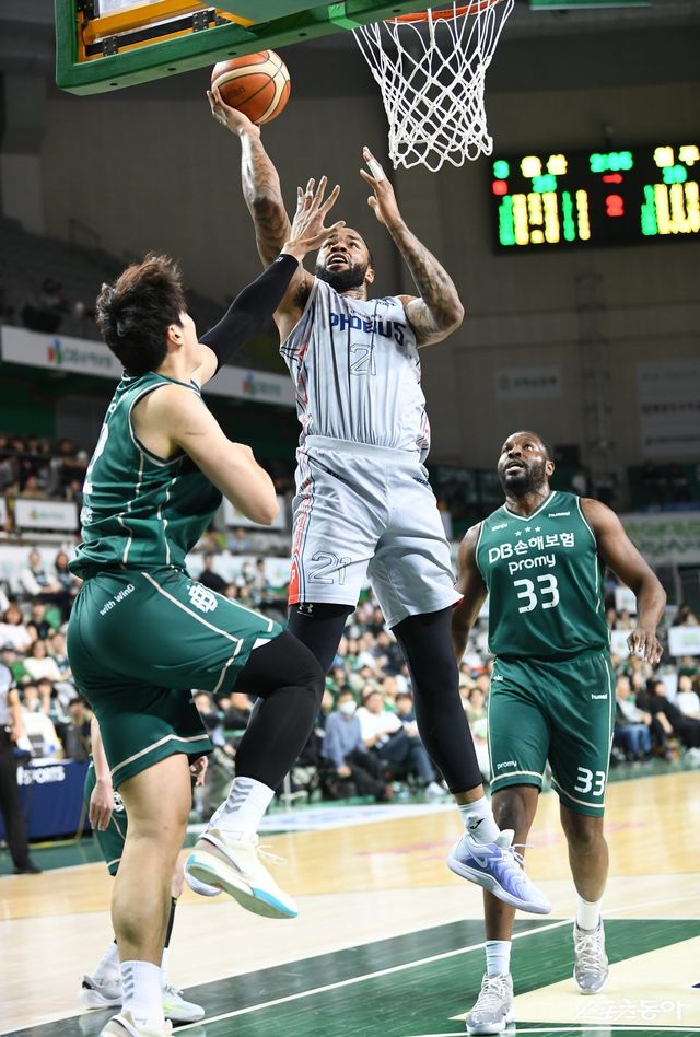 현대모비스 숀 롱(가운데)이 27일 원주종합체육관에서 열린 DB전에서 골밑슛을 시도하고 있다. 사진제공｜KBL
