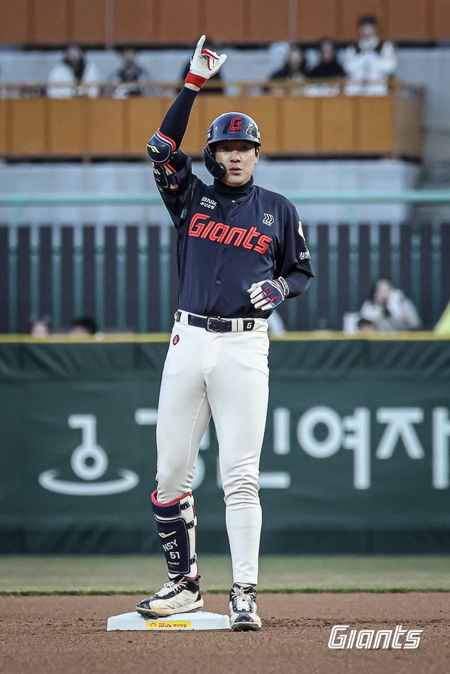 롯데 나승엽이 27일 인천 SSG전 8회초 몸에 맞는 공으로 교체됐다. 사진제공｜롯데 자이언츠