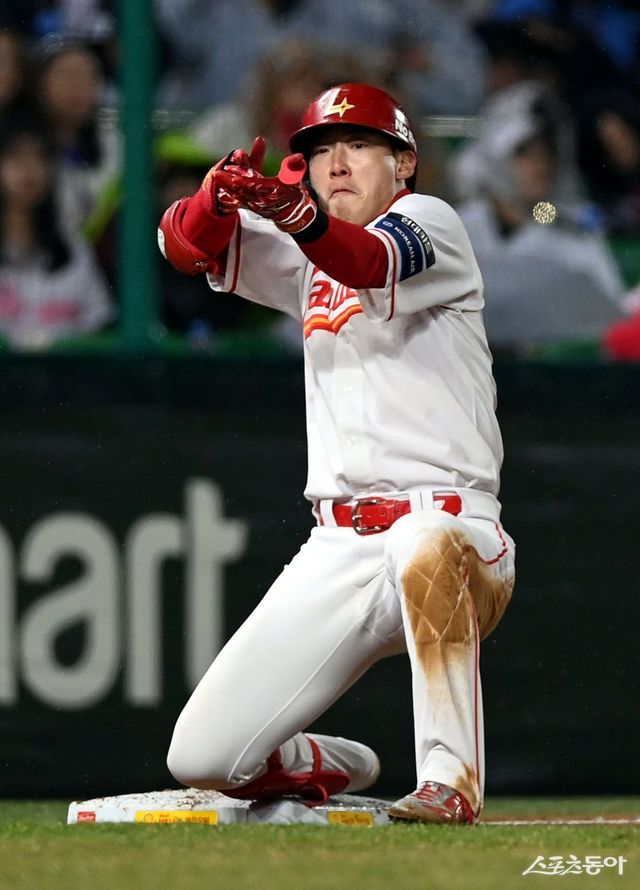 SSG 최지훈이 27일 인천SSG랜더스필드에서 열린 롯데와 홈경기 7회말 결승 1타점 2루타를 날린 뒤 덕아웃의 동료들을 향해 손 모양의 총을 쏘는 세리머니를 펼치고 있다. 인천｜김민성 기자 marineboy@donga.com