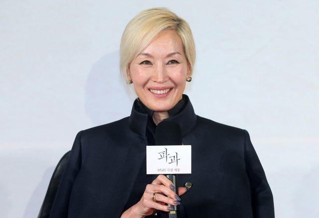 [서울=뉴시스] 김혜진 기자 = 배우 이혜영이 27일 오전 서울 광진구 롯데시네마 건대입구에서 열린 영화 ‘파과’(감독 민규동) 제작보고회에서 인사말을 하고 있다. ‘파과’는 바퀴벌레 같은 인간들을 처리하는 조직에서 40여 년간 활동한 레전드 킬러 조각(이혜영)과 평생 그를 쫓은 미스터리한 킬러 투우(김성철)의 강렬한 대결을 그린 액션 드라마다. 오는 5월 1일 개봉 예정. 2025.03.27. jini@newsis.com