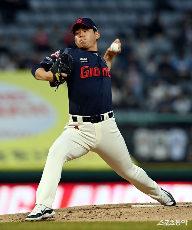 롯데 김진욱이 26일 인천 SSG전에 선발등판해 역투하고 있다. 인천｜김민성 기자 marineboy@donga.com