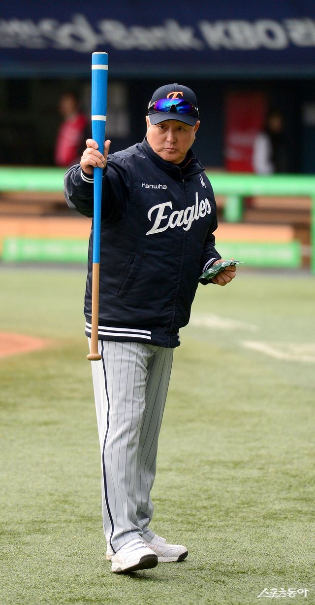 25일 서울 잠실야구장에서 ‘2025 신한은행 SOL뱅크 KBO리그’ 한화 이글스와와 LG 트윈스 경기가 열렸다. 한화 김경문 감독. 잠실｜김종원 기자 won@donga.com