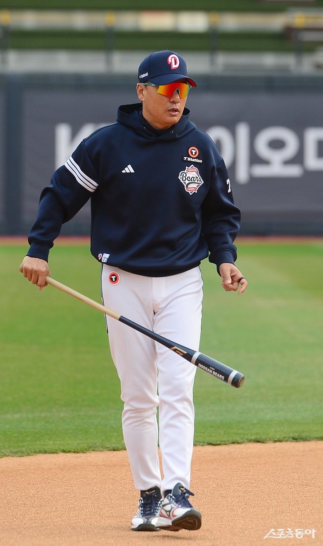 27일 수원KT위즈파크에서 열린 ‘2025 신한 SOL Bank KBO리그’ 두산 베어스와 KT 위즈의 경기에 앞서 두산 이승엽 감독이 선수들의 훈련을 지켜보고 있다. 수원 ｜ 주현희 기자 teth1147@donga.com