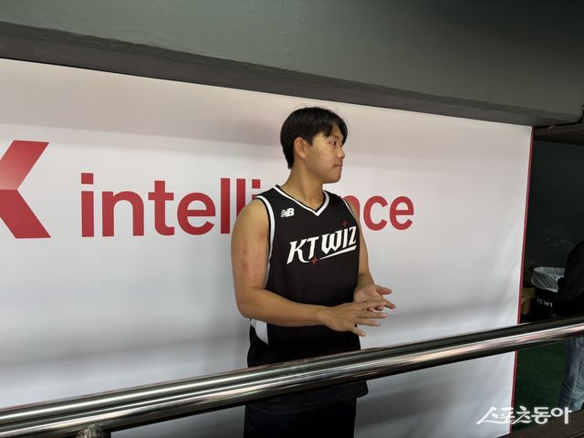 KT 소형준이 27일 수원 두산전에 앞서 취재진과 인터뷰하고 있다. 수원｜강산 기자 posterboy@donga.com