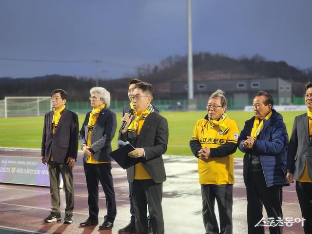 2025시즌 WK리그 홈 개막전을 찾아 축사하는 세종스포츠토토여자축구단 송영웅 구단주. 사진 제공｜스포츠토토코리아