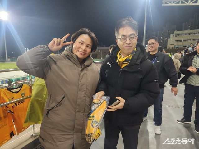 2025시즌 WK리그 세종스포츠토토여자축구단의 홈 개막전 하프타임에 펼쳐진 경품 추첨 행사에 참여한 송영웅 구단주(오른쪽). 사진 제공｜스포츠토토코리아
