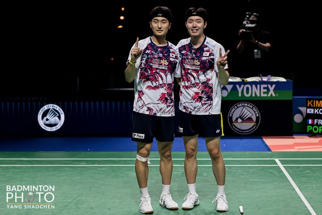 서승재(오른쪽)-김원호(왼쪽)가 3일(한국시간) 독일 뮬하임의 웨스트에네르기 스포르트홀에서 벌어진 크리스토 포포프-토마 주니어 포포프(프랑스)와 2025독일오픈 남자복식 결승에서 게임스코어 2-0 완승을 거둔 뒤, 우승을 자축하고 있다. 사진제공｜대한배드민턴협회