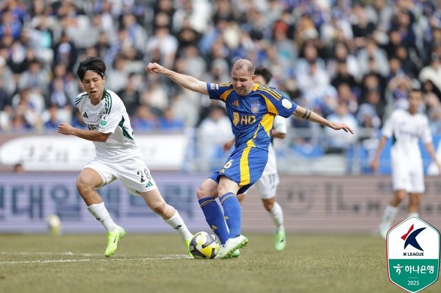 울산 보야니치(6번)가 1일 울산문수경기장에서 열린 K리그1 3라운드 홈경기에서 전북 미드필더 이영재의 수비를 피해 슛을 시도하고 있다. 사진제공｜한국프로축구연맹