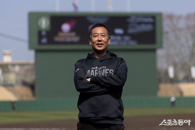 지바롯데 가지와라 노리아키 홍보실장이 1일 일본 미야자키 미야코노조구장에서 포즈를 취하고 있다. 사진제공｜롯데 자이언츠