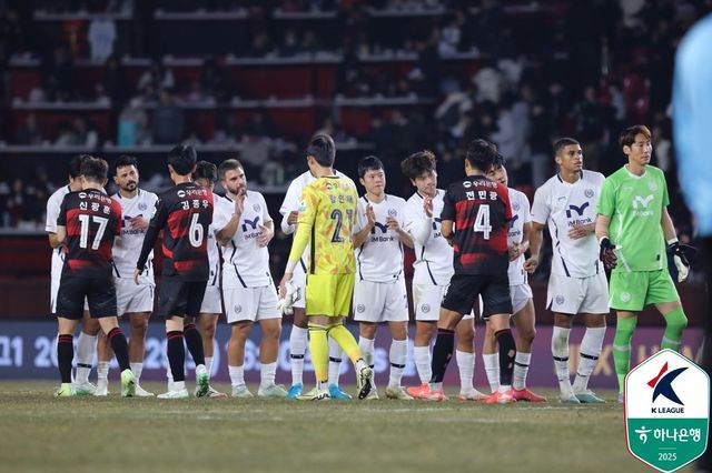 포항 선수들이 1일 포항스틸야드에서 벌어진&nbsp;대구와 ‘하나은행 K리그1 2025’ 3라운드 홈경기에서 0-0으로 비긴 뒤 상대 선수들과 인사하고 있다. 사진제공｜한국프로축구연맹