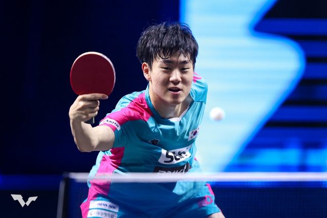 오준성이 30일(한국시간) 인도 자와할랄체육관에서 막을 내린 WTT 스타 컨텐더 첸나이 2025 대회 마지막 날 남자단식 결승에서 티보 포르레를 4-3으로 꺾고 우승했다. 생애 첫 WTT 시리즈 금메달이다. 사진제공｜WTT