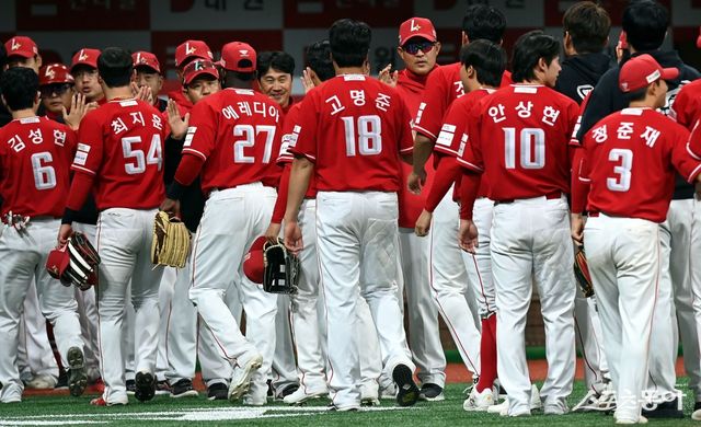 30일 서울 고척스카이돔에서 ‘2025 신한 SOL 뱅크 KBO리그’ 키움 히어로즈와 SSG 랜더스의 경기가 열렸다. SSG가 키움을 상대로 8-2 승리 후 선수들이 이숭용 감독이 선수들을 맞이하고 있다. 고척｜김민성 기자 marineboy@donga.com