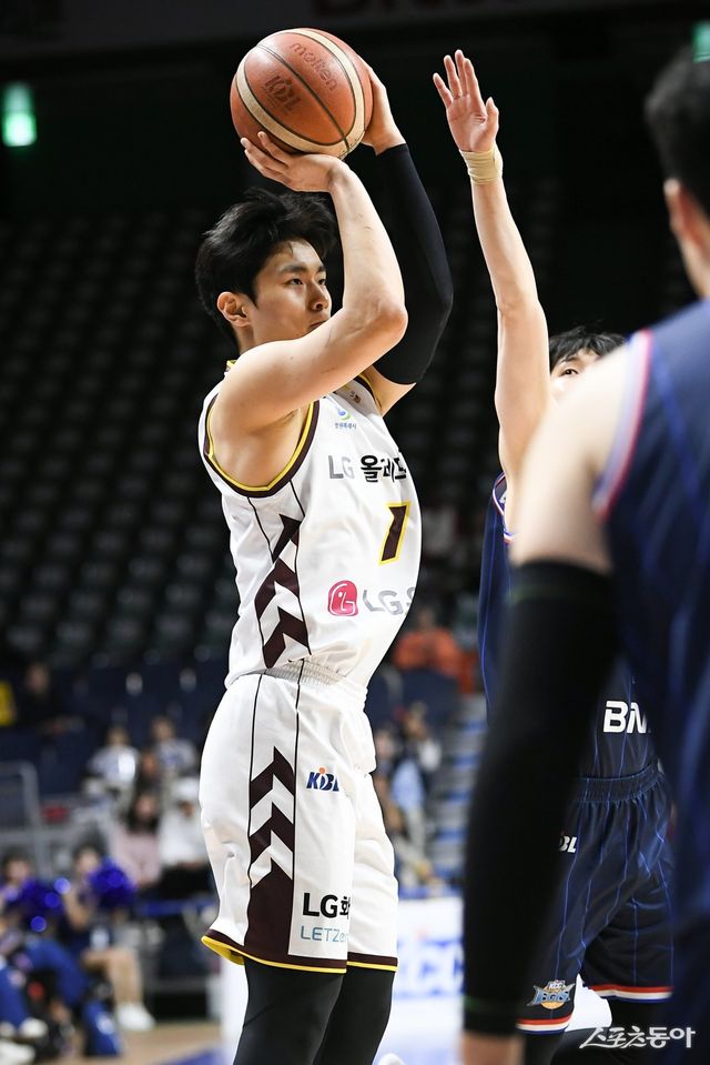 LG 유기상이 30일 사직체육관에서 열린 KCC전 도중 슛을 시도하고 있다. 그는 3점슛 5개를 포함해 18점으로 LG의 2위 복귀에 앞장섰다. 사진제공｜WKBL