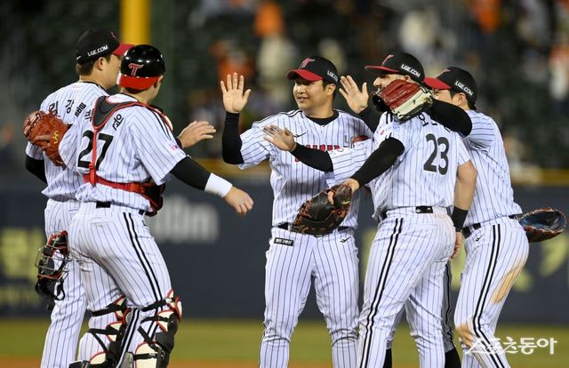 LG가 팀 창단 이후 최다인 개막 7연승을 질주했다. 25일 잠실 한화전에서 승리한 뒤 하이파이브를 나누는 LG 선수들. 잠실｜김종원 기자 won@donga.com