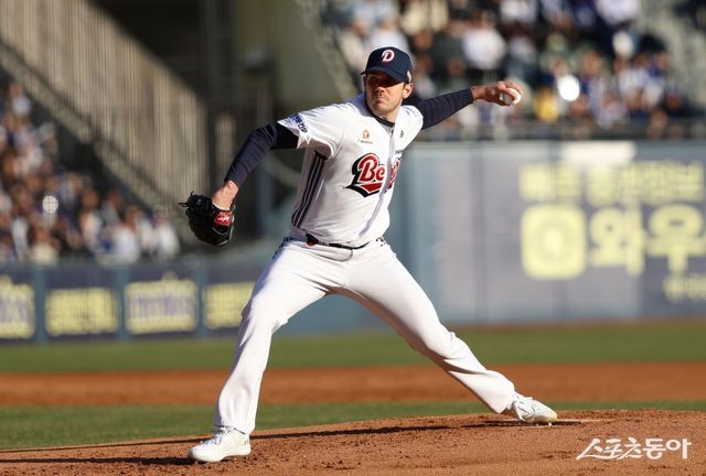 두산 외국인투수 잭 로그가 29일 잠실 삼성전에서 힘차게 공을 던지고 있다. 그는 6이닝 4실점했지만 6회초까지는 무실점 투구를 하는 등 좋은 출발을 보이고 있다. 사진제공｜두산 베어스