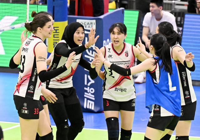 정관장 선수들이 29일 수원체육관에서 열린 현대건설과 V리그 여자부 PO 3차전 원정경기 도중 득점한 뒤 서로를 격려하고 있다. 사진제공｜KOVO