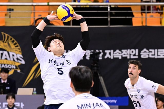 대한항공 베테랑 세터 유광우(5번)가 30일 의정부 경민대 기념관에서 열린 KB손해보험과 PO 3차전 도중 외국인선수 러셀(51번)에게 토스하고 있다. 사진제공｜KOVO