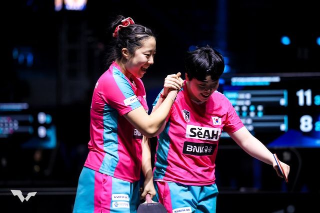 신유빈(왼쪽)-유한나가 29일(한국시간) 인도 자와할랄네루체육관에서 끝난 ‘WTT 스타 컨텐더 첸나이 2025’ 5일째 여자복식에서 은메달을 목에 걸었다. 새로 복식조를 이룬 뒤 후 첫 대회에서 소기의 성과를 거뒀다. 사진제공｜WTT