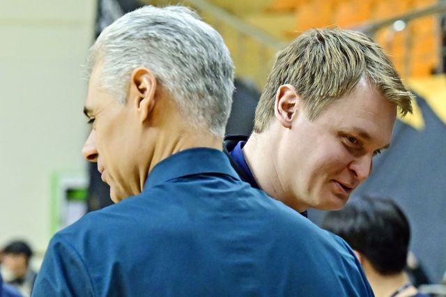 대한항공 토미 틸리카이넨 감독(오른쪽)이 KB손해보험 레오나르도 아폰소 감독과 30일 의정부 경민대 기념관에서 V리그 남자부 PO 3차전을 앞두고 인사하고 있다. 사진제공｜KOVO