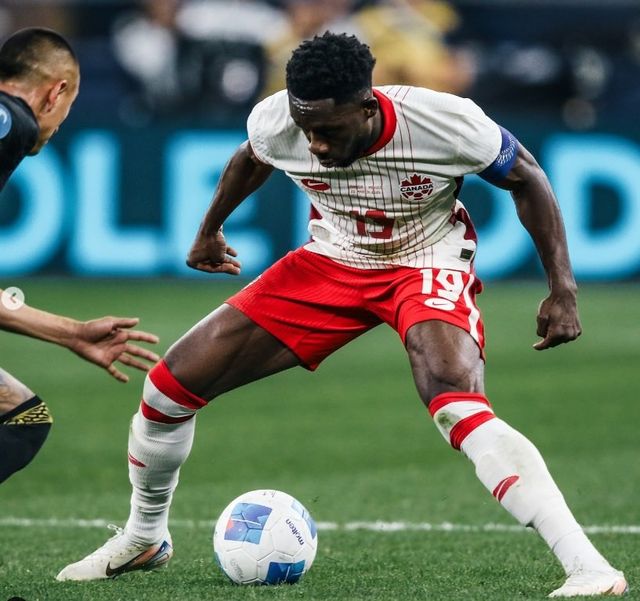 국가대표팀 소집 중 장기간의 부상을 입은 알폰소 데이비스를 놓고 소속팀 바이에른 뮌헨과 캐나다축구협회가 갈등을 빚고 있다. 사진제공｜알폰소 데이비스 SNS