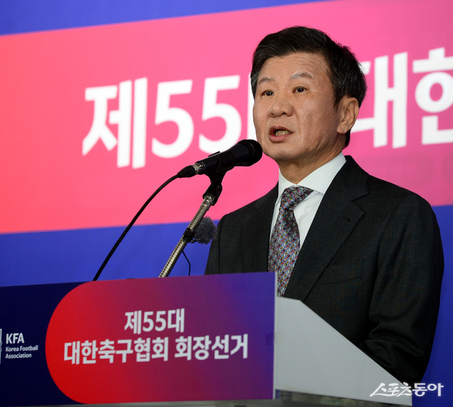 정몽규 KFA 회장이 2월 26일 서울 신문로 축구회관에서 열린 제55대 KFA 회장 선거에서 당선된 뒤 소감을 밝히고 있다. 대한체육회의 인준 절차가 늦어져 산적한 축구계 현안을 하나하나 해결해야 한다. 스포츠동아DB