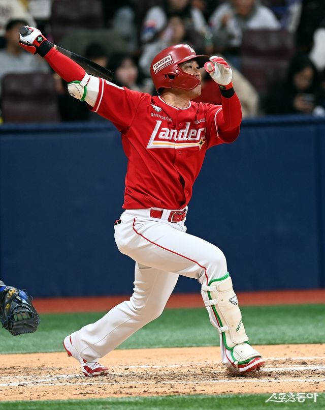 SSG 한유섬이 30일 고척 키움전 6회초 2사 후 솔로홈런을 쏘아 올리고 있다. 고척｜김민성 기자 marineboy@donga.com