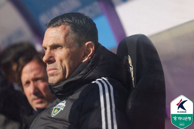 전북 거스 포옛 감독이 30일 안양종합운동장에서 열린 안양과 원정경기 도중 그라운드를 바라보고 있다. 사진제공｜한국프로축구연맹