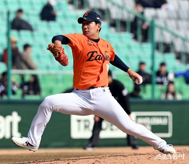 한화 권민규가 지난달 10일 인천SSG랜더스필드에서 열린 2025 KBO 시범경기 SSG전에서 힘차게 공을 던지고 있다.스포츠동아DB