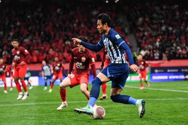 중국매체 소후닷컴에 따르면 박지수(앞)는 소속팀 우한 싼전으로부터 지난해 일부 임금이 체불됐다. 이에 28일 저장전 출전을 거부한 것으로 전해졌다. 과거부터 불거진 CSL 구단들의 임금 체불이 이번에도 수면 위로 올라왔다. 사진출처｜소후닷컴