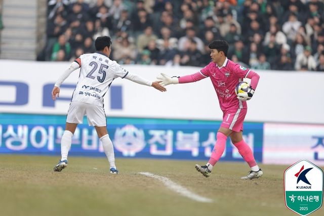 올 시즌 초반 김천은 안정적인 수비 덕분에 선전을 이어가고 있다. 지난달 16일 전북과 원정경기 도중 손바닥을 마주치는 중앙수비수 박승욱(왼쪽)과 골키퍼 김동헌. 사진 제공｜한국프로축구연맹