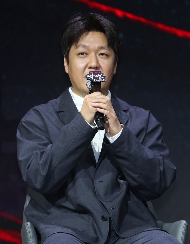 [서울=뉴시스] 김혜진 기자 = 이일형 감독이 31일 오전 서울 종로구 JW매리어트 동대문에서 열린 넷플릭스 시리즈 ‘악연’ 제작발표회에서 인사말을 하고 있다. 넷플릭스 시리즈 ‘악연’(연출·극본 이일형, 제작 카카오엔터테인먼트·영화사월광·바람픽쳐스)은 벗어나려 해도 빠져나올 수 없는 악연에 얽힌 6인의 이야기를 그린 범죄 스릴러다. 오는 4월 4일 공개. 2025.03.31. jini@newsis.com